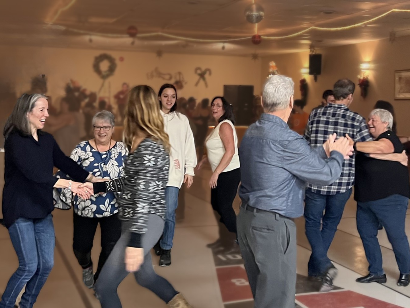 Un groupe de participants à la danse câllée